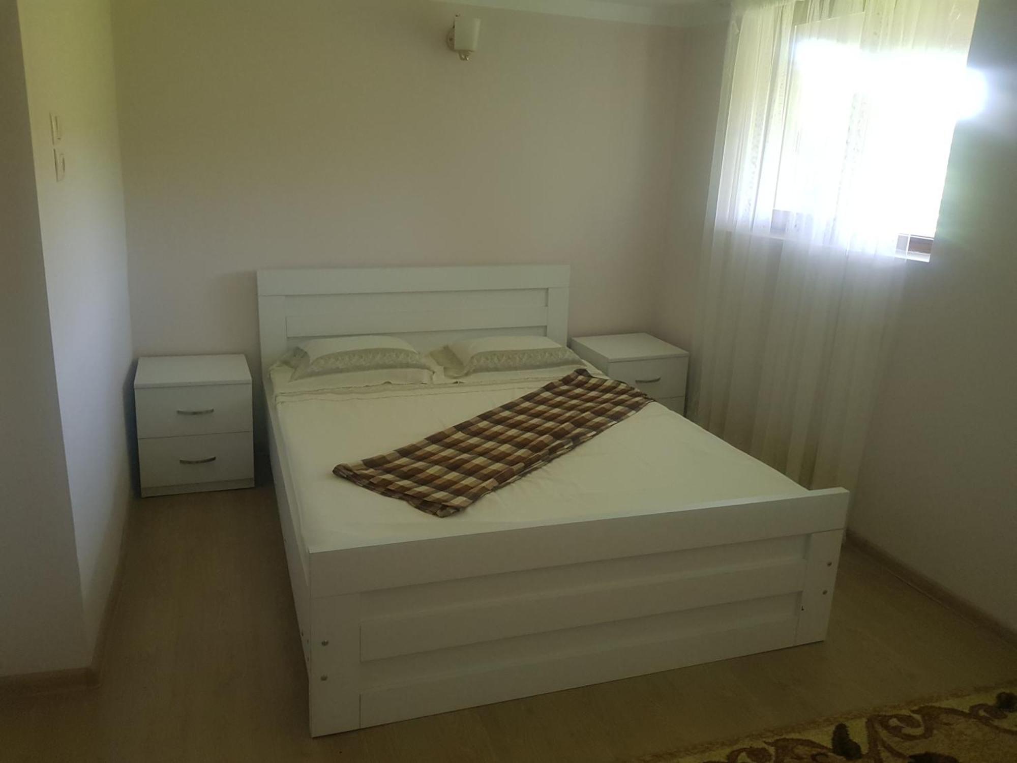 Hotel Shaumiani Кутаиси Екстериор снимка