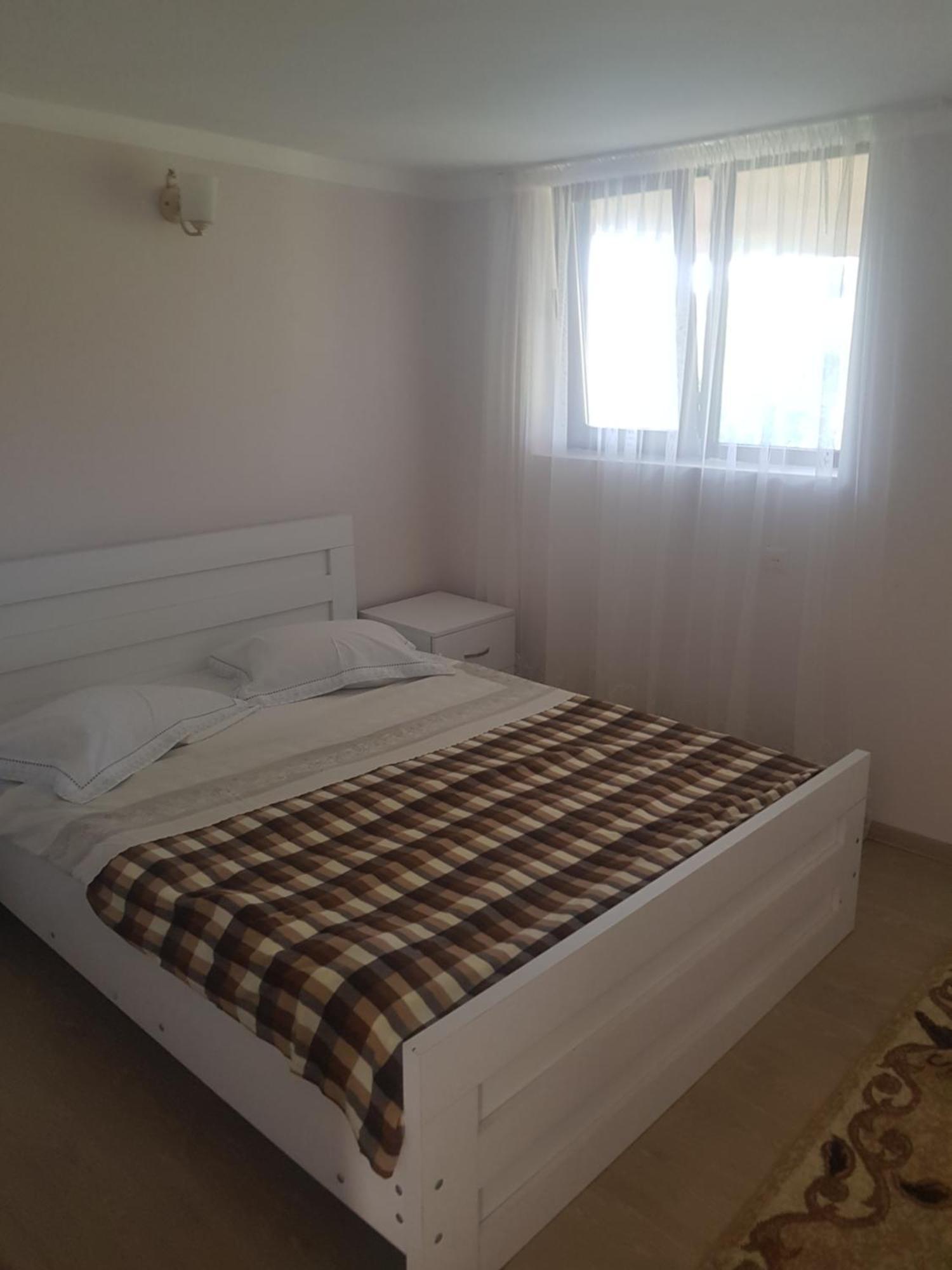 Hotel Shaumiani Кутаиси Екстериор снимка