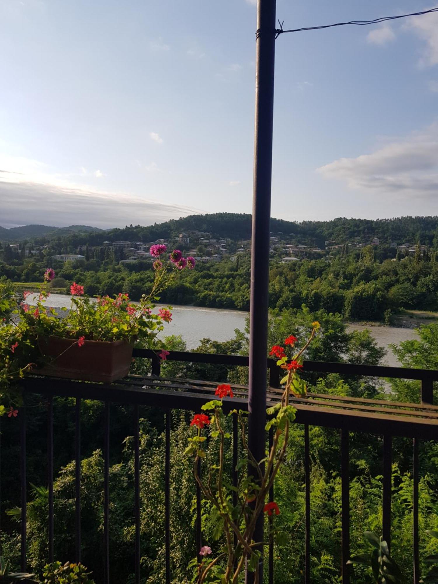 Hotel Shaumiani Кутаиси Екстериор снимка